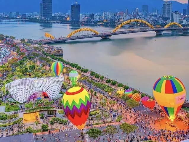 Hot air balloons on the Han river bank below the Dragon Bridge