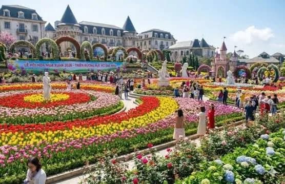 Rows of tulips and flower beds in front of the Ba Na Hills castle