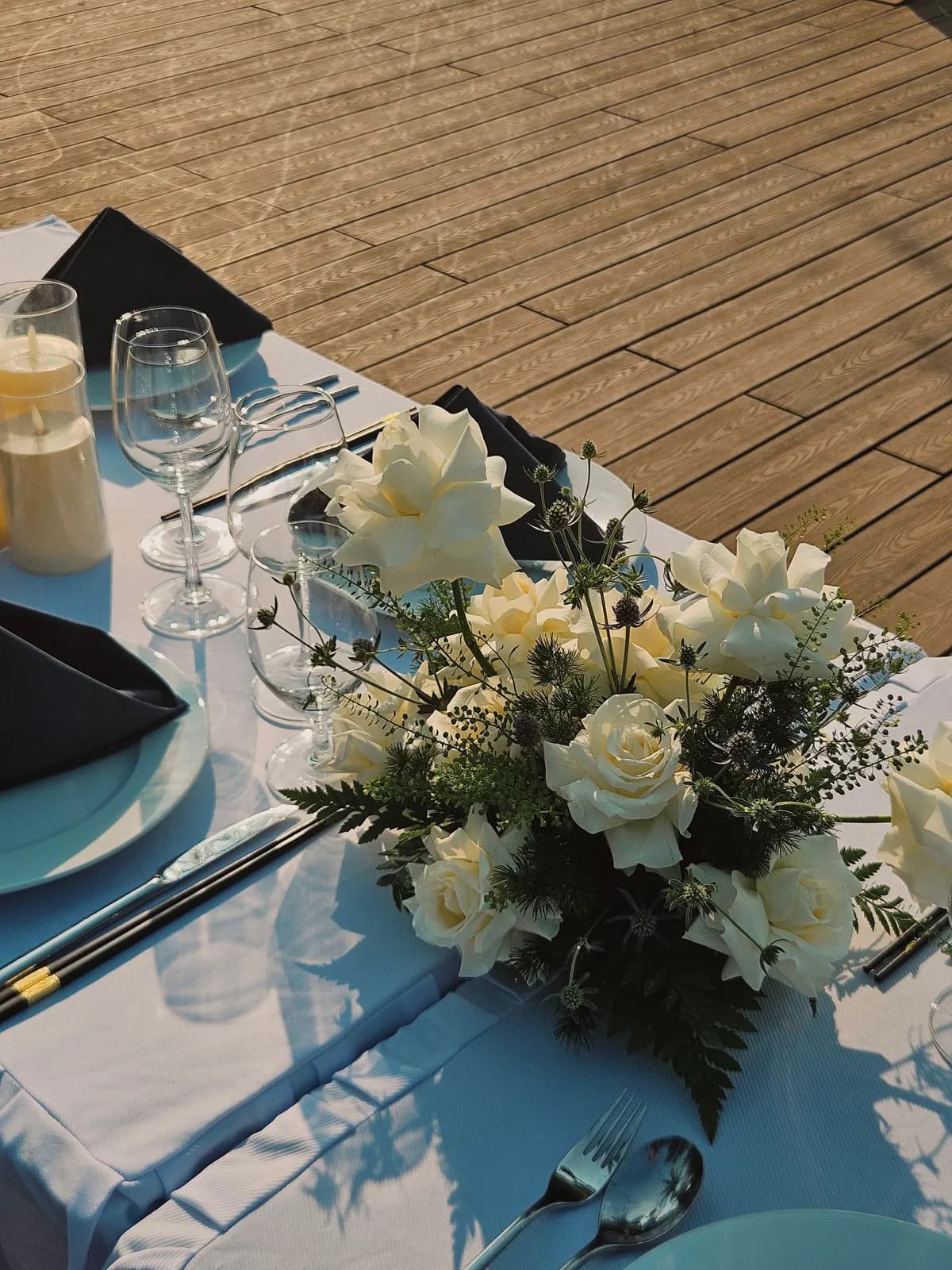Table centrepiece of white roses